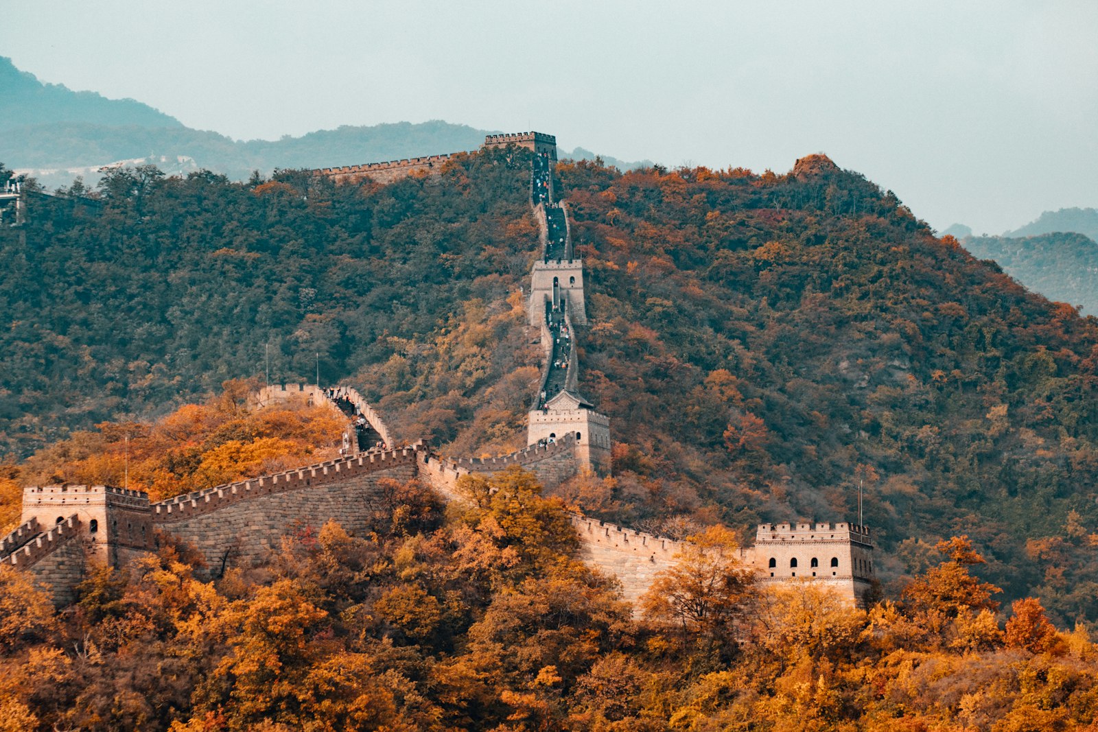 Grande Muralha da China serpenteando entre montanhas no outono